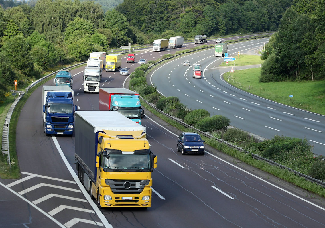 ciężarówki na autostradzie