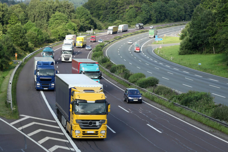 ciężarówki na autostradzie